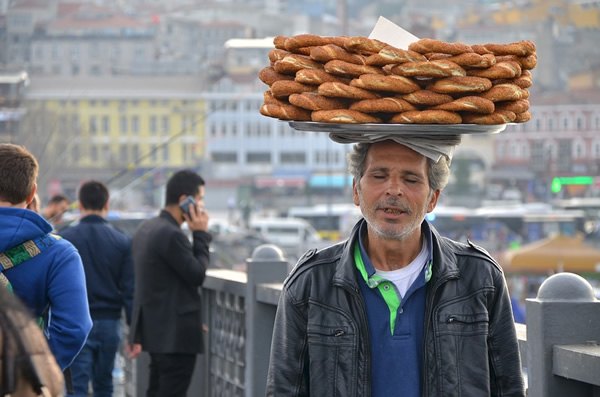一名男子在伊斯坦布尔搬运百吉饼