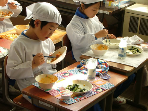 孩子们在学校吃午饭
