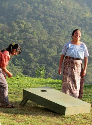 在危地马拉的Earth Lodge教“the Chicas”玩玉米洞游戏。