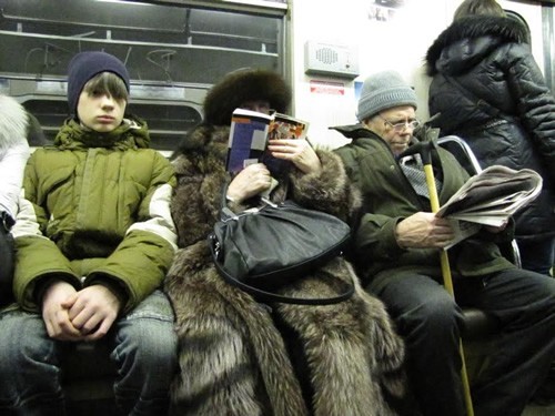 令人惊叹的莫斯科地铁上的人群