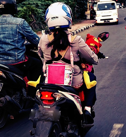 驾驶摩托车在巴厘岛