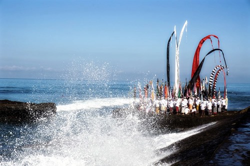 Melasti Nyepi仪式前三天在海洋