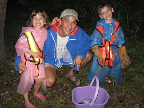 父亲在坎昆和孩子们一起回收螃蟹。
