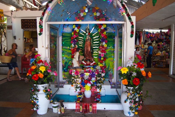 在科苏梅尔的圣坛纪念圣母玛利亚，摘自移居比赛获奖文章“适应墨西哥生活的10个建议”。