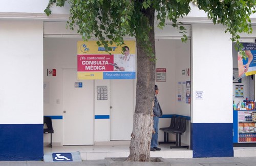 药房在墨西哥。许多医院都有非常称职的医生，可以在现场开出处方。