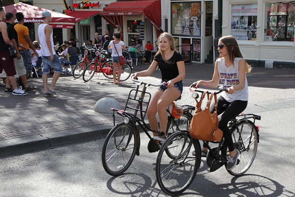 朋友在荷兰阿姆斯特丹骑自行车