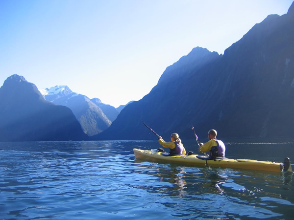 新西兰米尔福德湾的皮划艇