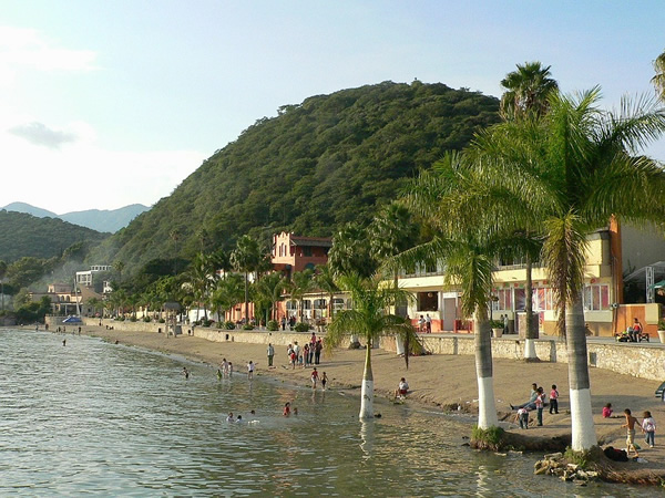 许多人决定在墨西哥宁静的查帕拉湖退休