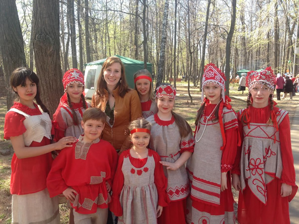 孩子们穿着传统的俄罗斯服装