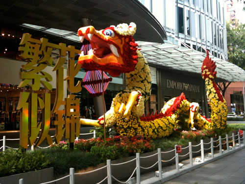 商场前的新加坡装饰