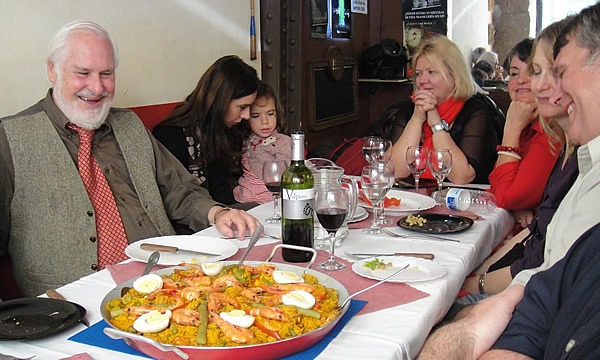 在西班牙，享用海鲜饭是一种仪式