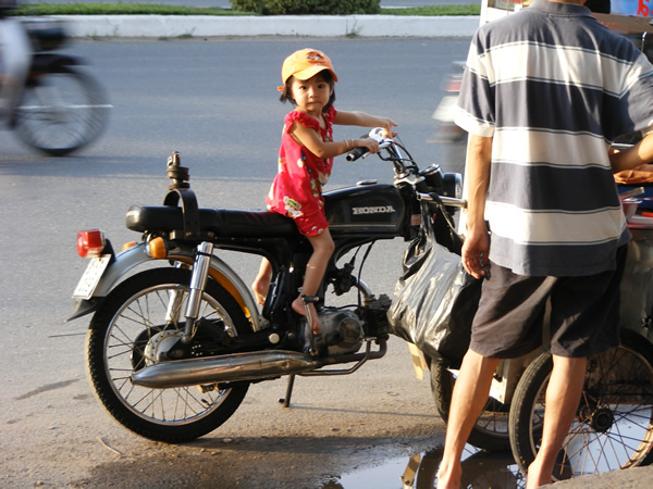 越南骑摩托车的女孩