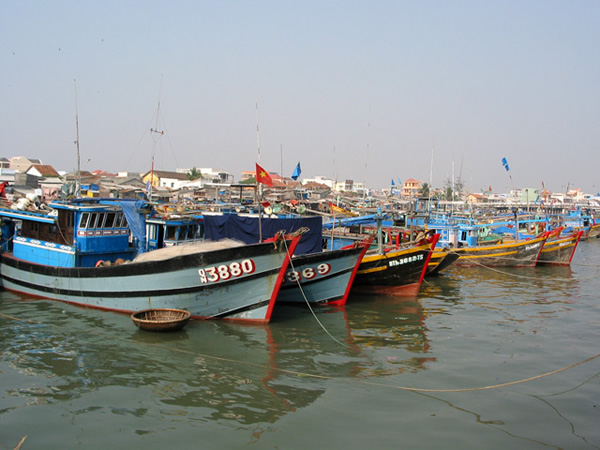 越南乡村港口的木制渔船。