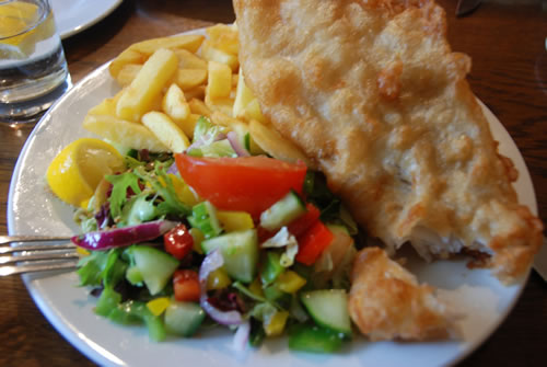 苏格兰尼斯湖Dores Inn的鱼和薯条。