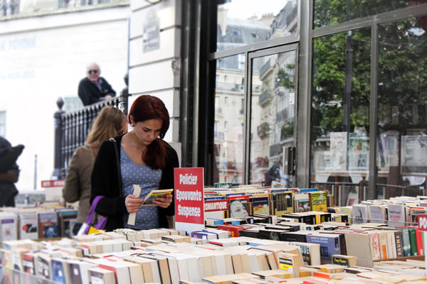 学生在巴黎的许多书店借书