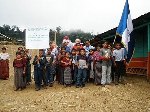 Mette Rouseau与Nuevo Esperanza Santiago Maya社区成员的社区志愿服务