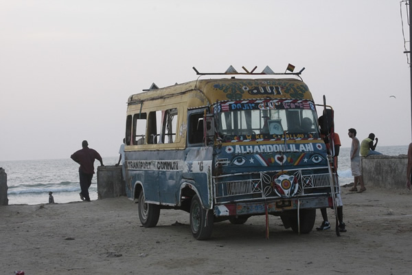 塞内加尔海边的公共汽车