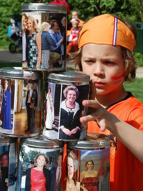 阿姆斯特丹儿童在皇家覆盖的罐子里投掷球