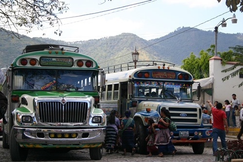 安提瓜的彩色公共巴士