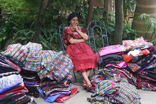 当地的工匠出售她的纺织品