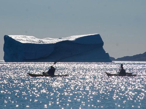 壮观的冰山附近的划船船。