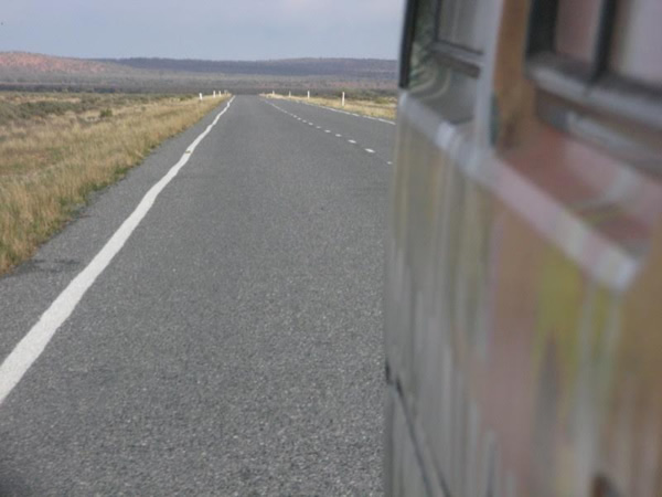 澳大利亚的公路看到了露营车
