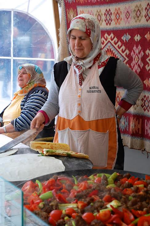 女性烹饪在Türkenmarkt