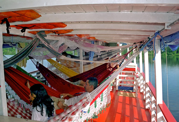 南美巴西的河船在甲板上有吊床