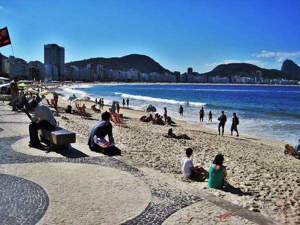 在繁忙的里约热内卢的Copabana海滩上安全