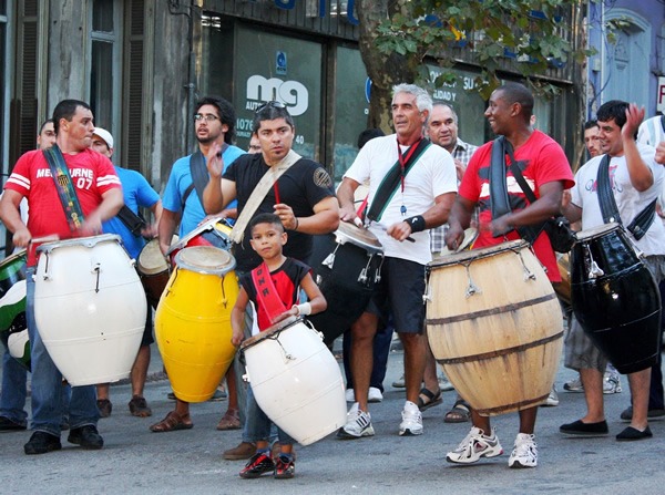 一群坎多姆鼓手穿越乌拉圭蒙得维的亚的巴里奥·苏尔（Barrio Sur）
