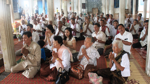 柬埔寨佛教徒在仪式上祈祷