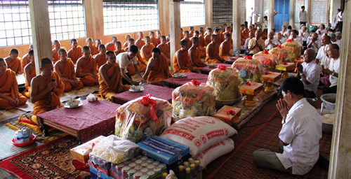 柬埔寨佛教僧侣在仪式上祈祷