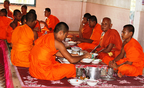 仪式上的柬埔寨佛教僧侣