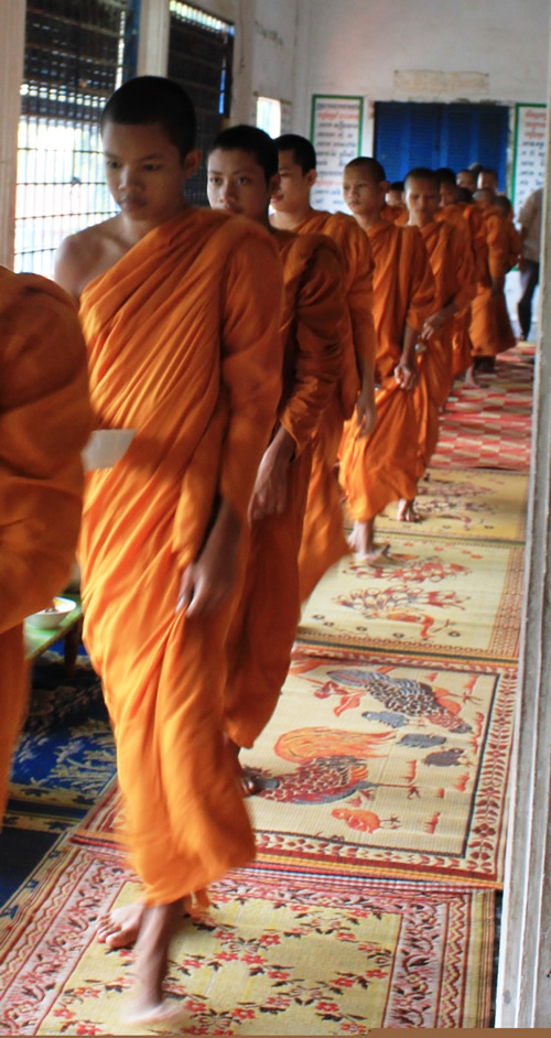 在仪式上行走的柬埔寨佛教徒