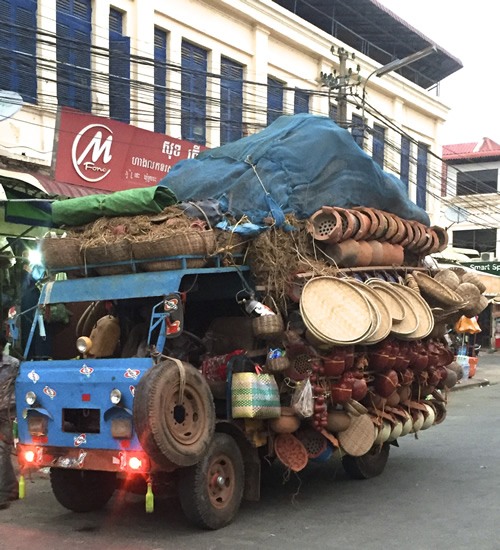 在柬埔寨的城市里，小贩们的车都挤得满满的