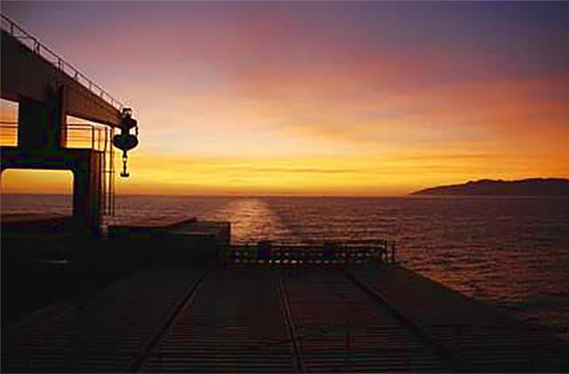 货船旅行带有日落视图