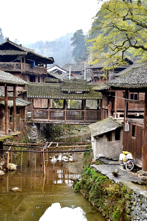 侗村的木屋和廊桥