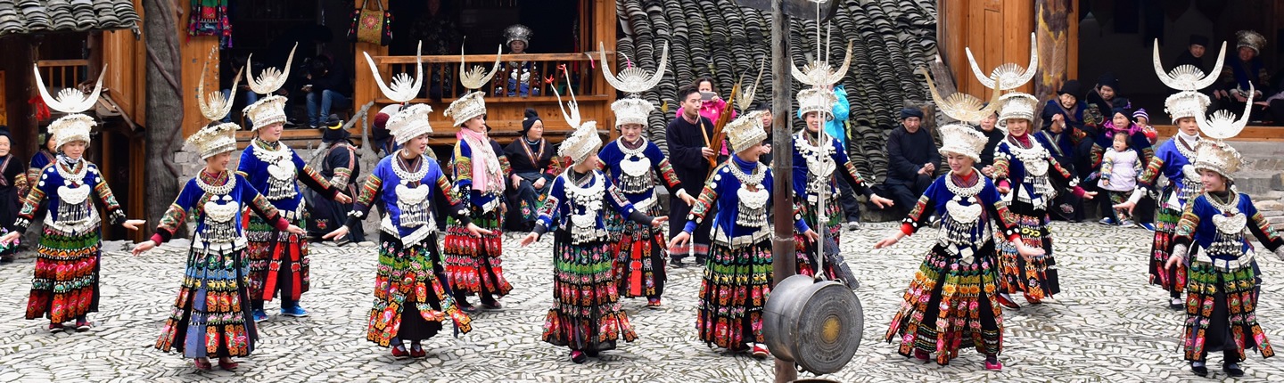 在中国贵州省的一个节日上，妇女们在跳舞
