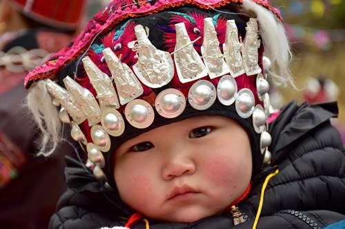苗族婴儿的帽子，上面有吉祥的银色符号