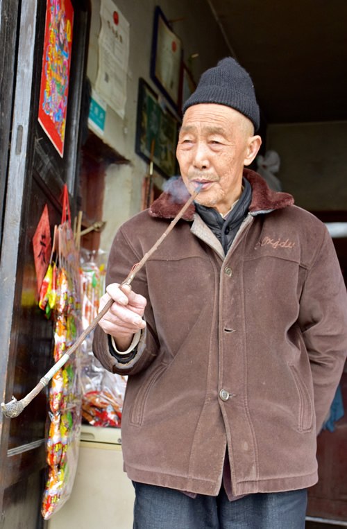 抽烟斗的北寨汉族老人