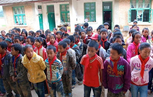 孩子们在学校院子里组装。