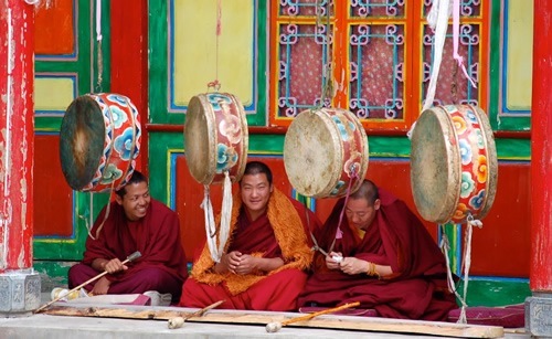 Dondrupling修道院僧侣练习即将举行的仪式