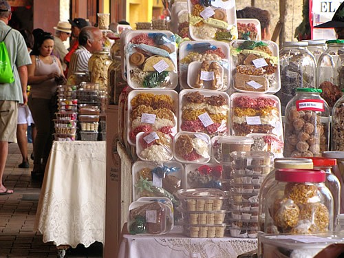 卡塔赫纳的街头摊位出售椰子饼干