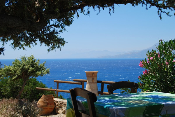 从希腊克里特岛的一个小酒馆里看出去