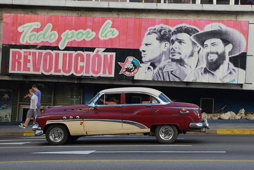 在古巴英雄面前的汽车