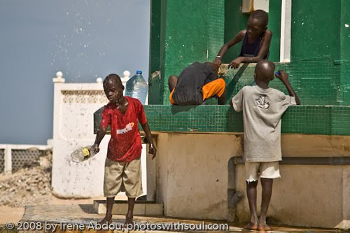 在塞内加尔玩耍的孩子