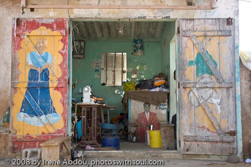 达卡，塞内加尔：五颜六色的墙壁绘画
