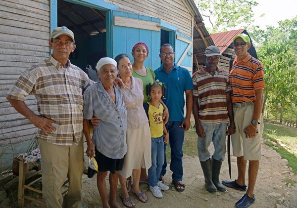 在徒步旅行中，我们遇到了我们的导游Juanin(最右)的家人