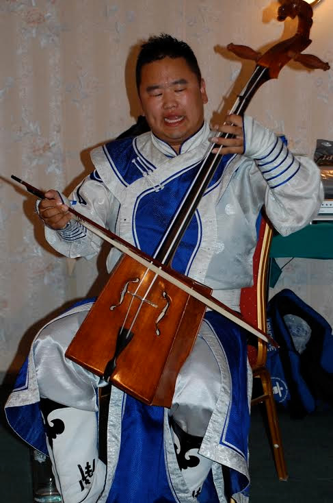 蒙古包营的小提琴乐队