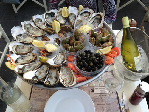 法国尼斯的一家典型餐厅的牡蛎盘子